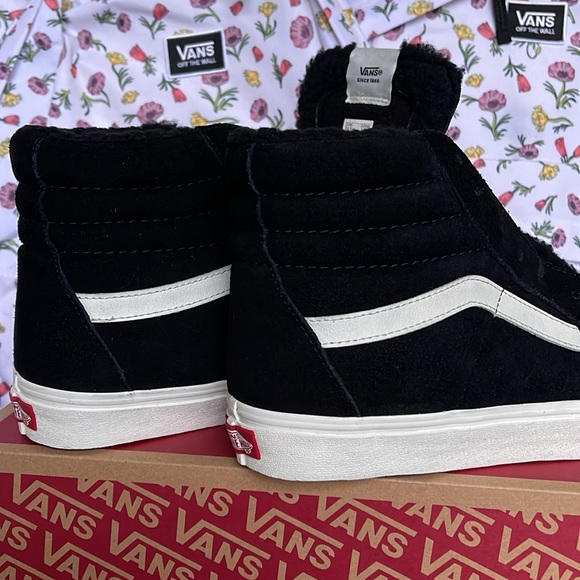 Vans Men’s Sk8-Hi
Cozy Hug Black
VN0A7Q5NBLK
Sneakers - Picture 15 of 16